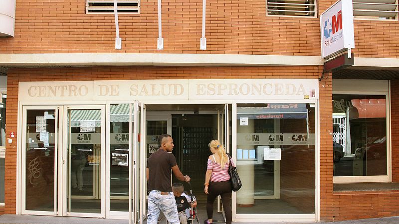 Sanidad avisa que devolver la tarjeta a los inmigrantes irregulares puede conllevar multas millonarias