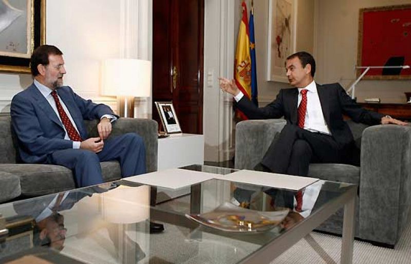 Comienza el encuentro entre Zapatero y Rajoy en el que buscarán consenso político