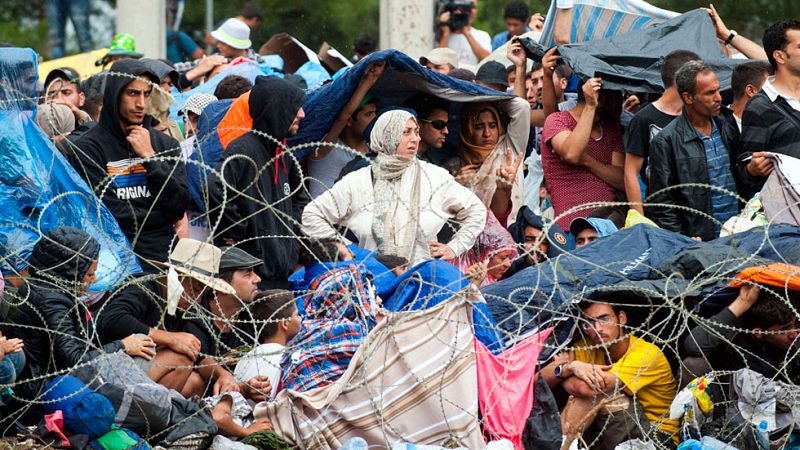 Cientos de refugiados rompen el cordón de seguridad y entran en Macedonia