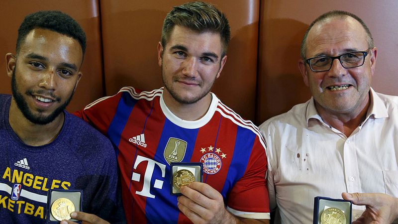 Los héroes que evitaron una masacre en el tren: "Miré a mi amigo y le dije 'vamos a por él'"