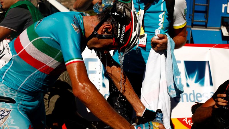 Vincenzo Nibali, expulsado de la Vuelta por remolcarse en el coche del equipo