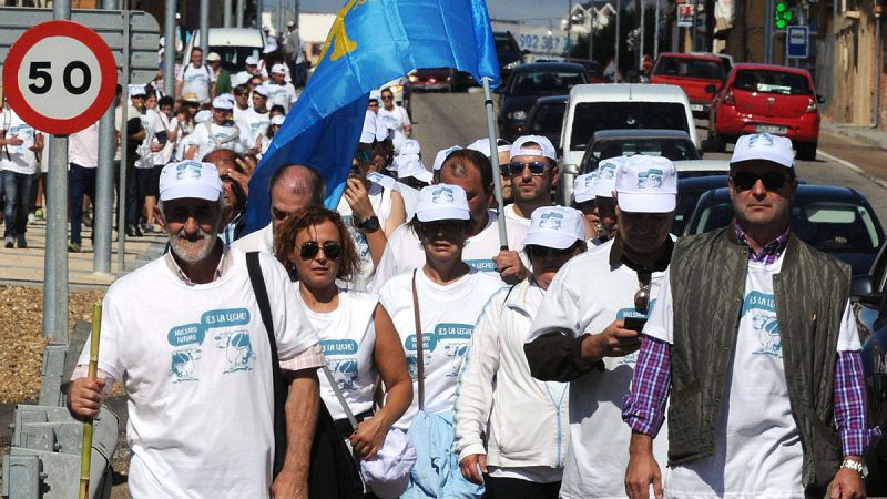 Un centenar de ganaderos inician en León la 'marcha blanca' en defensa del futuro de la leche