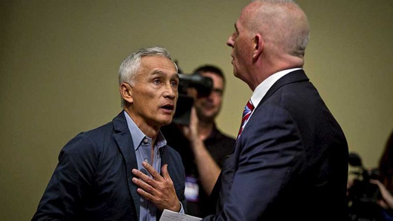 Donald Trump echa a un periodista hispano de una rueda de prensa