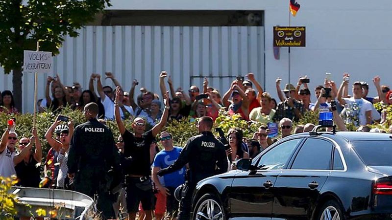 Abuchean a Merkel durante una visita a un centro de refugiados atacado por neonazis