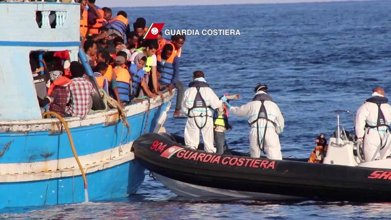 Encuentran los cadáveres de al menos 50 inmigrantes en la bodega de un barco frente a las costas de Libia
