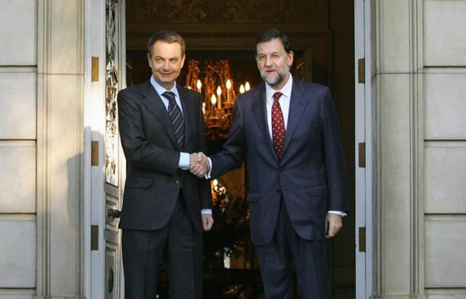 Zapatero y Rajoy divergen en recetas contra la crisis | Ver