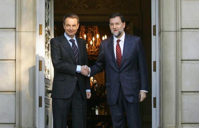 Zapatero y Rajoy muestran buena disposición pero mensajes enfrentados en economía