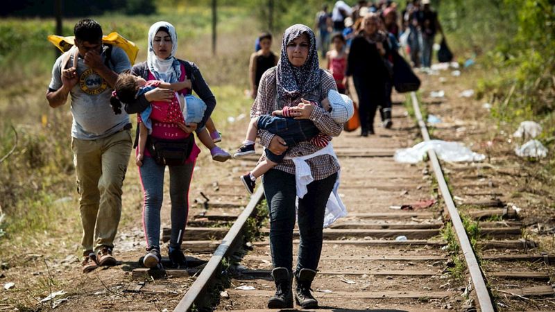 Merkel llama a la "rica" Europa a solucionar con "solidaridad" la crisis de refugiados
