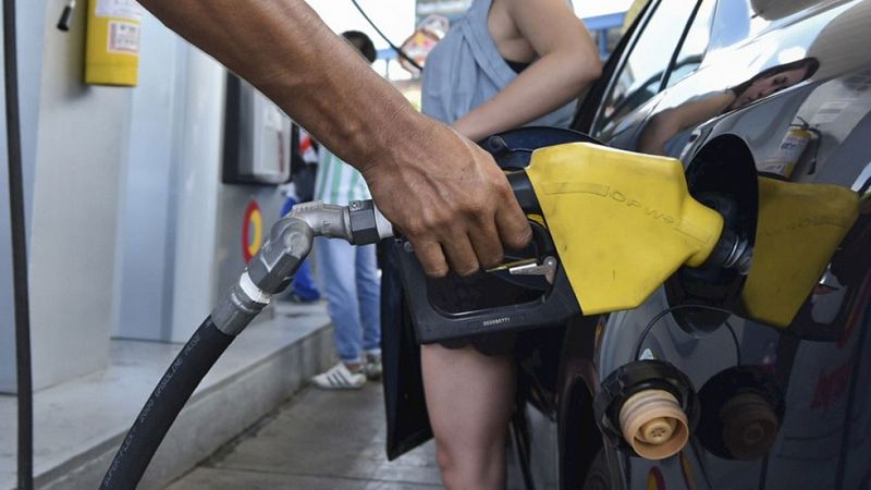 El gasóleo y la gasolina vuelven a bajar en vísperas de la operación retorno de finales de agosto