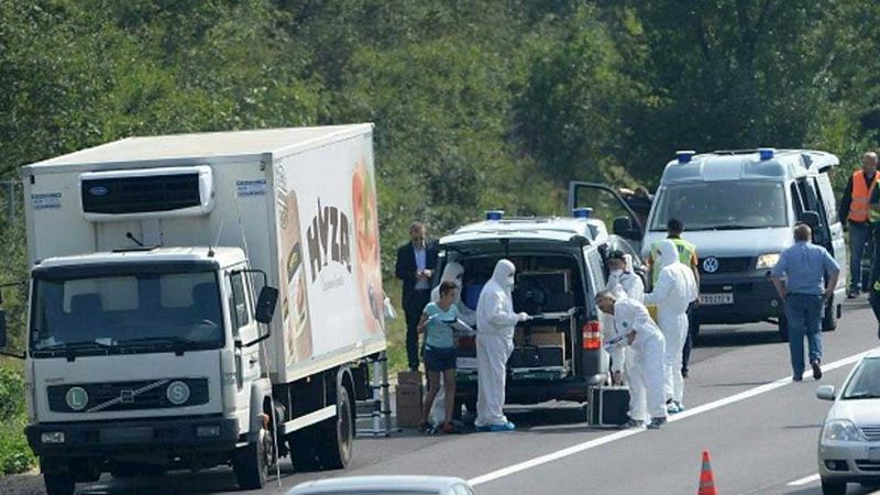 Hallan a decenas de refugiados muertos por asfixia en un camión en Austria