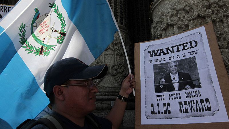 Guatemala da la espalda a su presidente, cuya inmunidad pende de un hilo