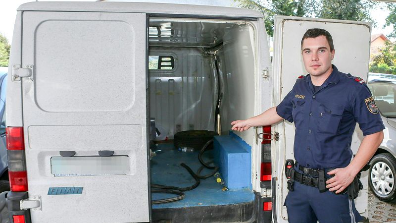 La camioneta de la que rescataron a tres niños refugiados en estado grave tiene matrícula española