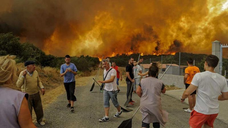 Un incendio en Cualedro, en Ourense, quema 2.000 hectáreas y obliga a desalojar varias viviendas