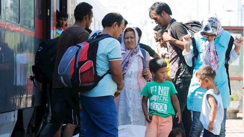 Hungría permite a cientos de refugiados tomar trenes hacia Austria y Alemania
