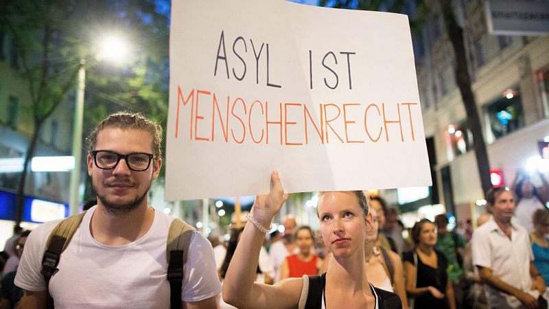 Miles de personas se manifiestan en Austria por los derechos de los refugiados