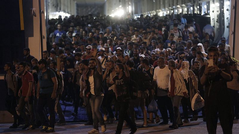 Más de 4.000 refugiados desembarcan en el puerto de Atenas provenientes de las islas griegas