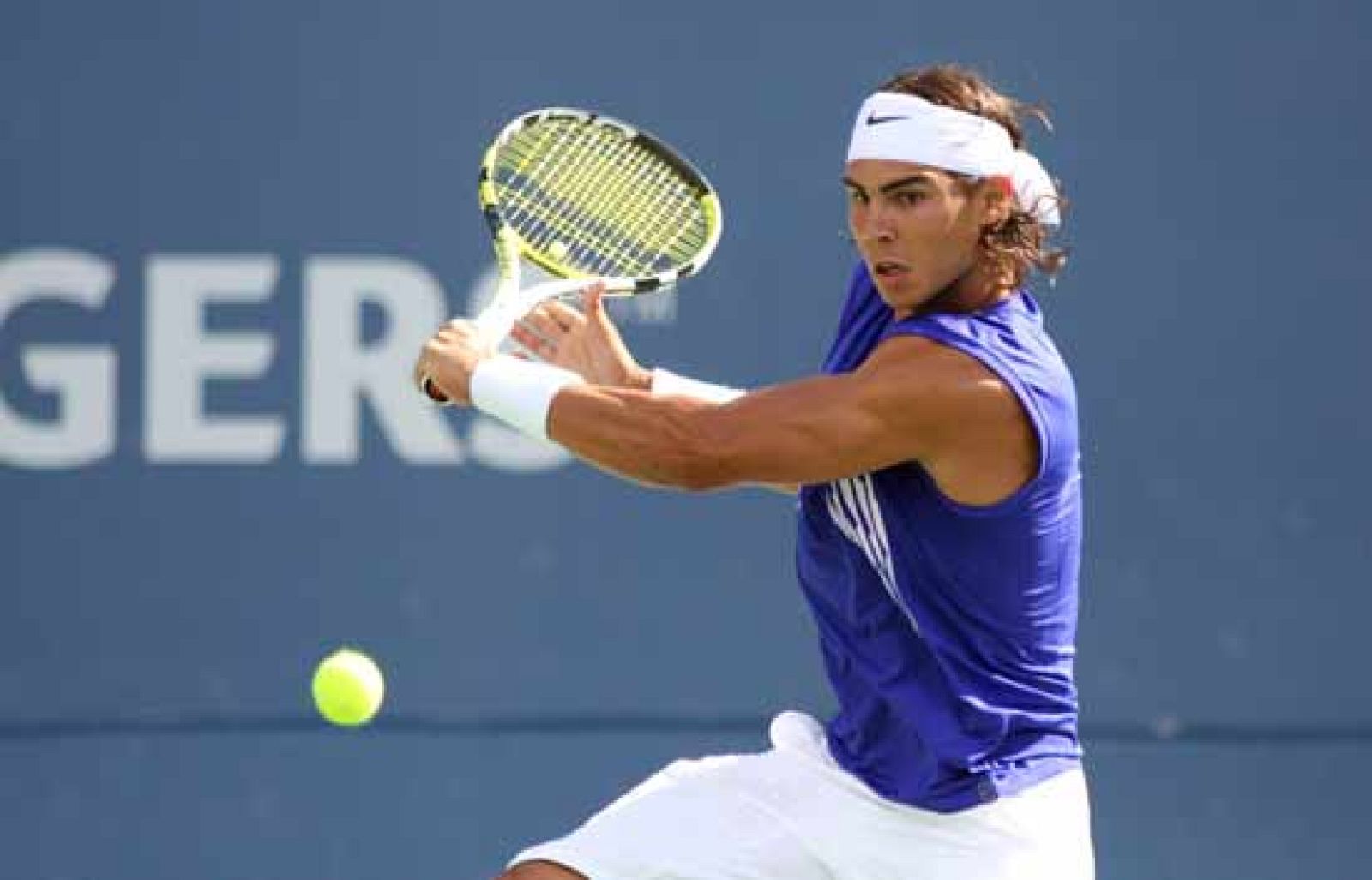El tenista español Rafael Nadal ha vencido su primer partido del Master Series de Toronto. Tras la eliminación del suizo Roger Federer, el mallorquín tiene más cerca que nunca el número uno.