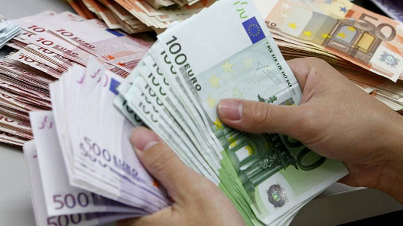 España coloca más de 5.900 millones de euros en deuda a largo plazo a mayor coste