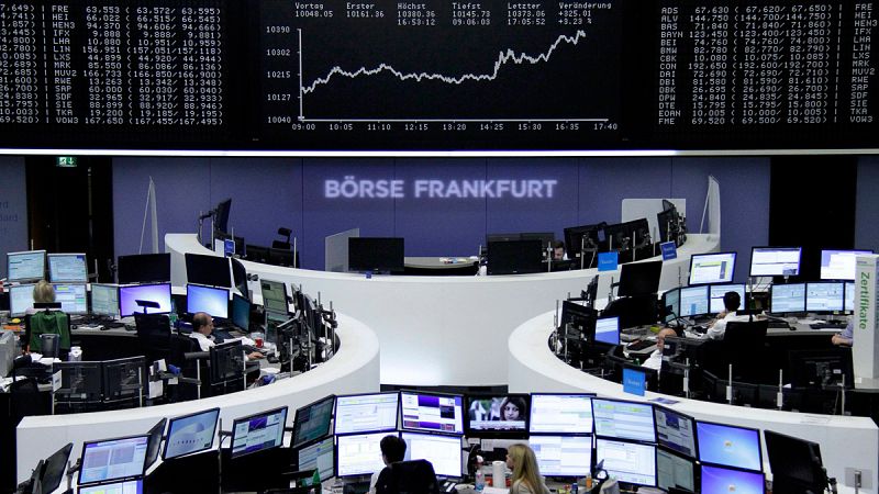 Draghi da aire a las Bolsas europeas, que cierran con fuertes subidas mientras el euro cae frente al dólar