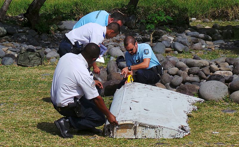 Francia confirma que los restos hallados en La Reunión son del avión malasio desaparecido
