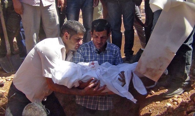 El pequeño Aylan Kurdi recibe sepultura en la ciudad siria de Kobani
