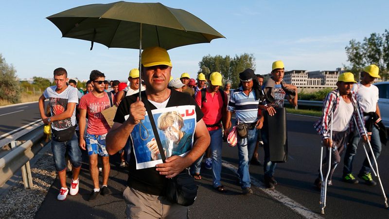 Cientos de refugiados abandonan la estación de Budapest y marchan a pie a la frontera con Austria