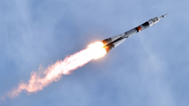 La nave rusa Soyuz, con tres tripulantes, se acopla con éxito a la Estación Espacial Internacional