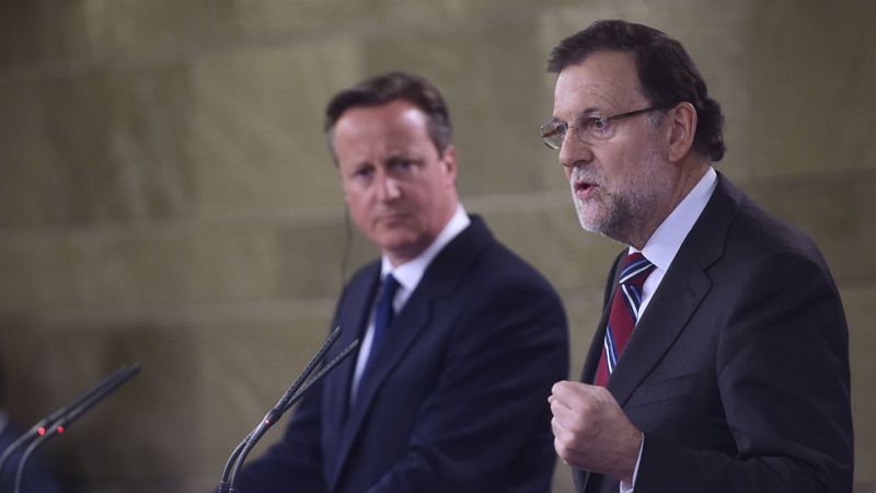 Cameron dice que Cataluña "debe ajustarse a la ley" y que quedaría fuera de la UE si fuese independiente