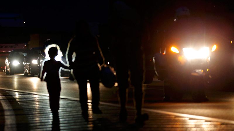 Hungría traslada en autobuses a miles de refugiados hasta la frontera con Austria