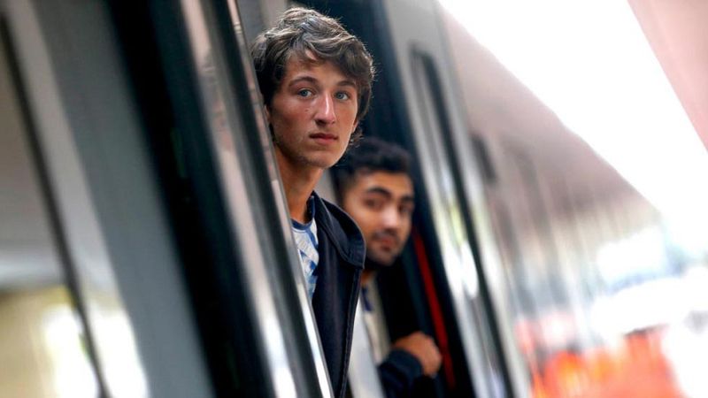 La marea de refugiados no cesa: "Bienvenidos, nos alegramos de que hayáis llegado a salvo"