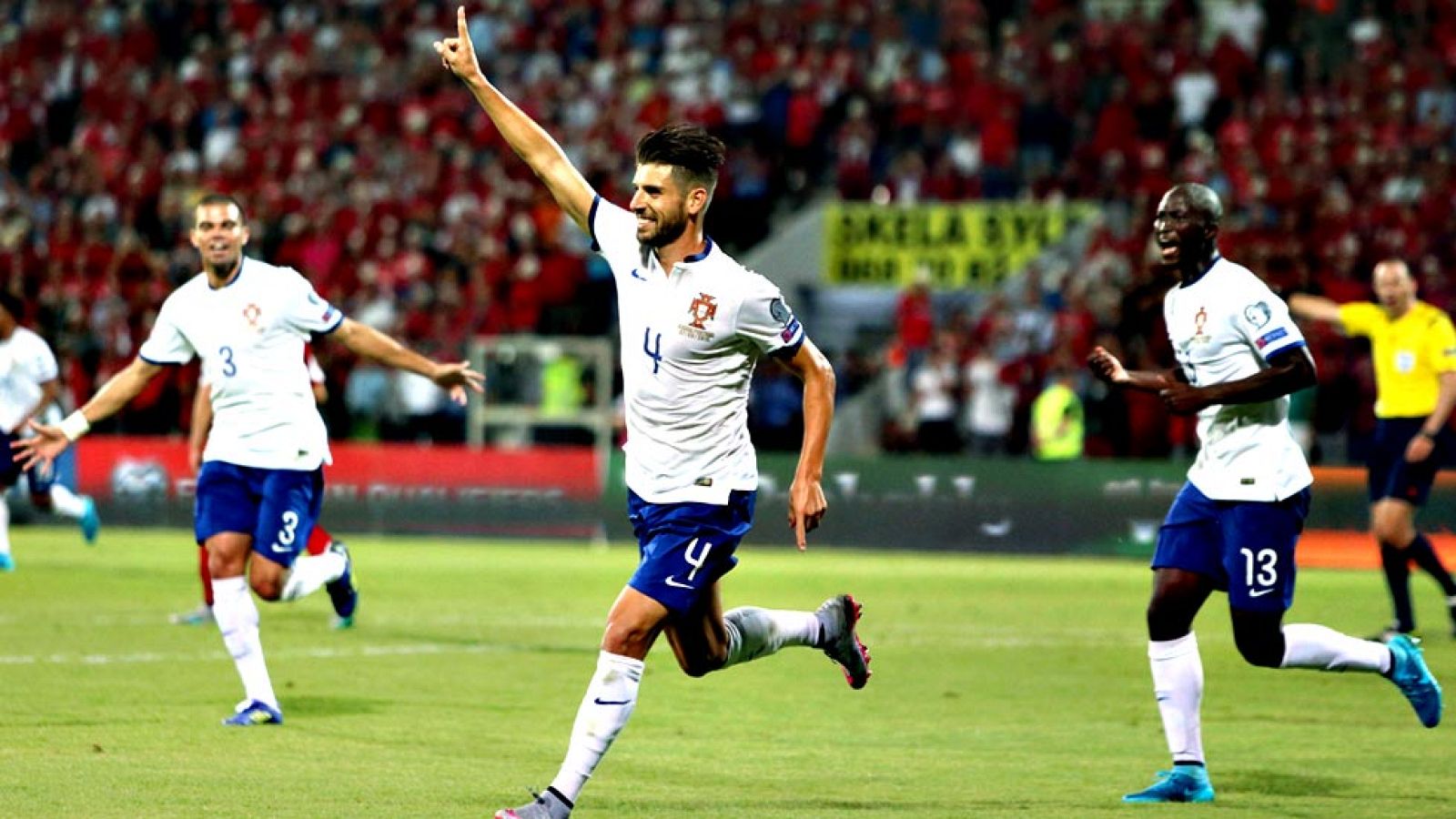 Irlanda del Norte dejó escapar la oportunidad de certificar, treinta años después, el billete para una gran competición internacional, tras empatar 1-1 en casa ante Hungría, en una jornada en la que Alemania y Portugal dieron un nuevo paso hacia la E