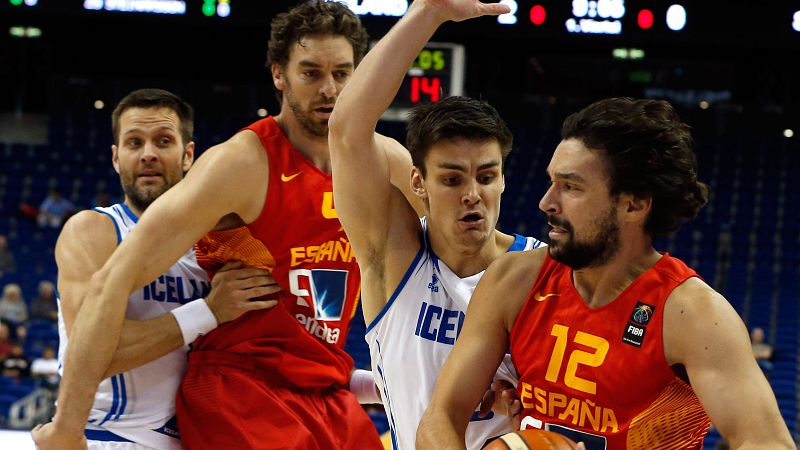 España cumple ante Islandia y salva su primer 'match ball'