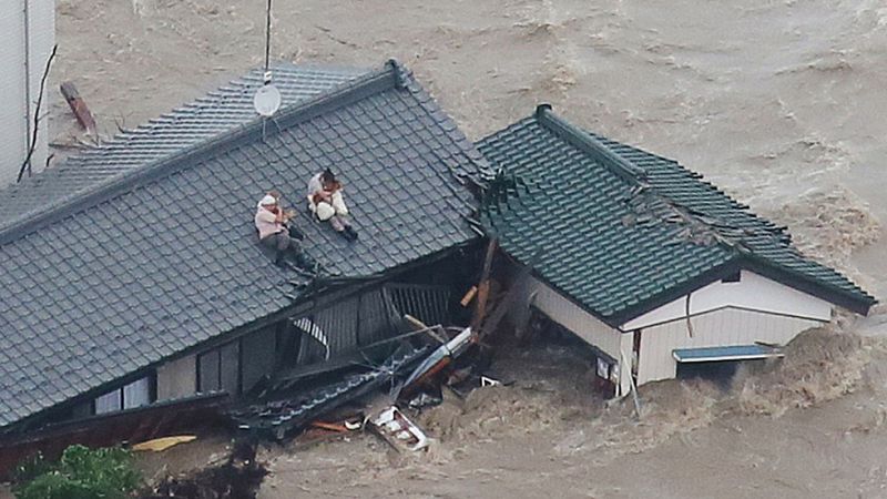 Japón evacúa a 100.000 personas tras el paso del tifón Etau