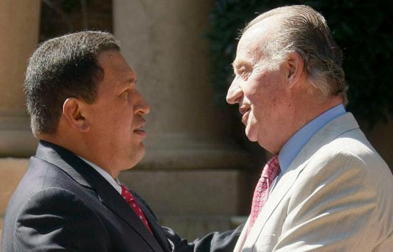 El Rey regala a Chávez una camiseta con el '¿Por qué no te callas?' para sellar su reconciliación