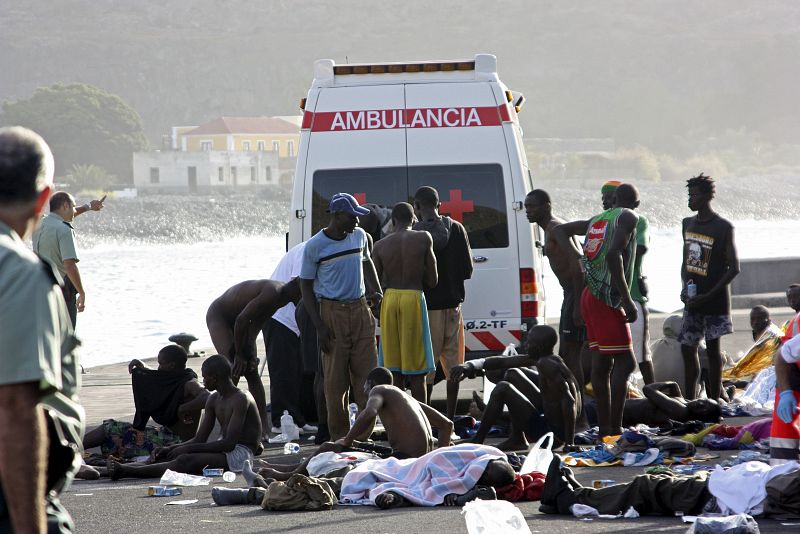 Llega una persona muerta entre los 80 inmigrantes que arribaron en cayuco a La Gomera