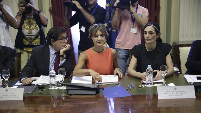 Tejerina anuncia un principio de acuerdo en el sector lácteo pero los ganaderos piden "gestos inmediatos"