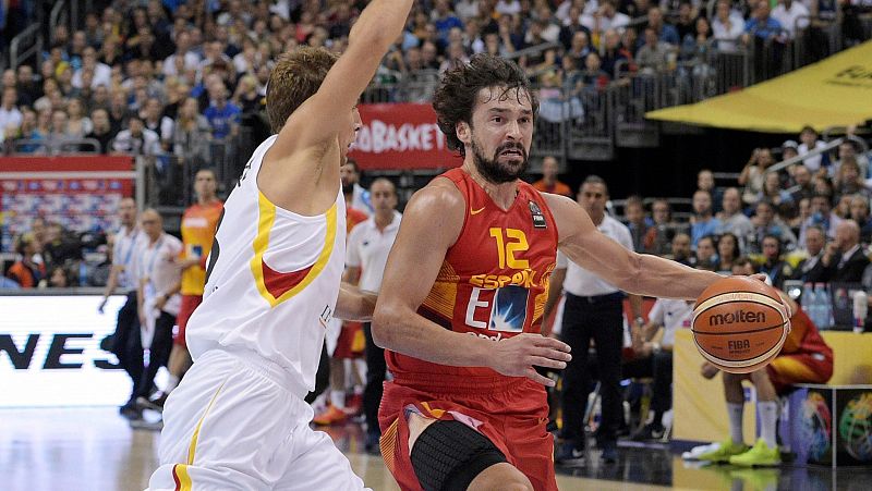 España logra un agónico pase a segunda ronda del Eurobasket