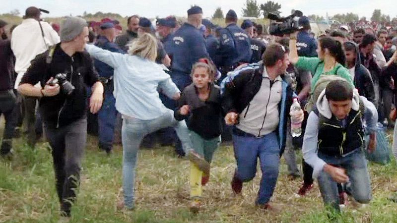 La periodista húngara que zancadilleó y golpeó a los refugiados se justifica: "Sentí pánico"