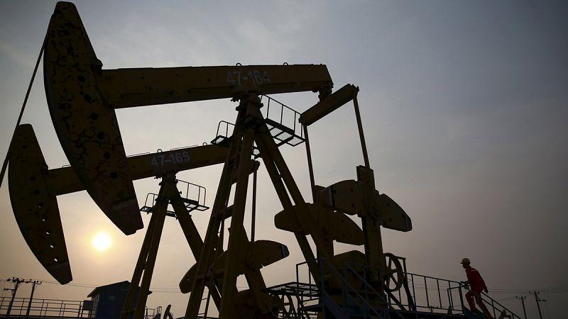 La AIE revisa al alza la demanda global de petróleo para este año y el que viene