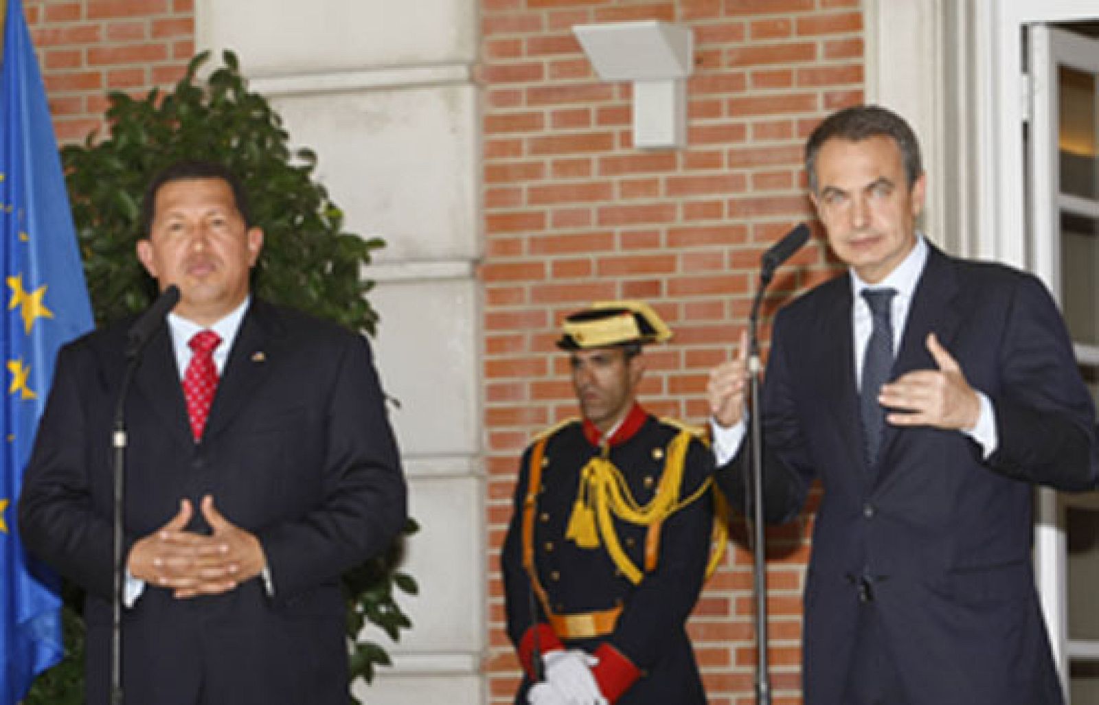 Zapatero recibe a Chávez en La Moncloa | Ver