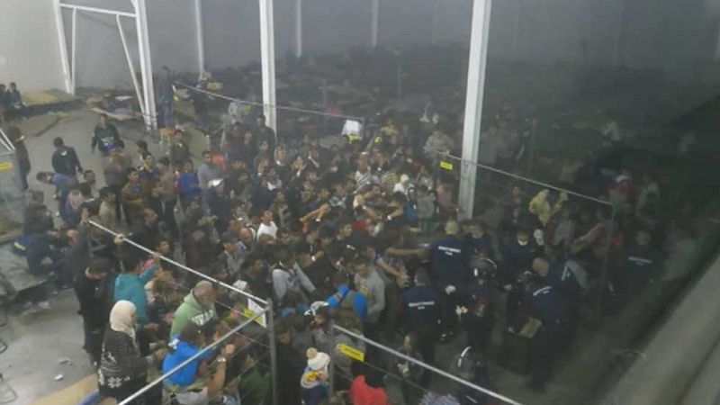 Miles de refugiados siguen llegado a Hungría pese al trato "inhumano" en los centros de acogida