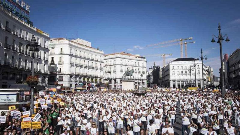 Miles de personas protestan en Madrid y Valladolid en contra y a favor del Toro de la Vega