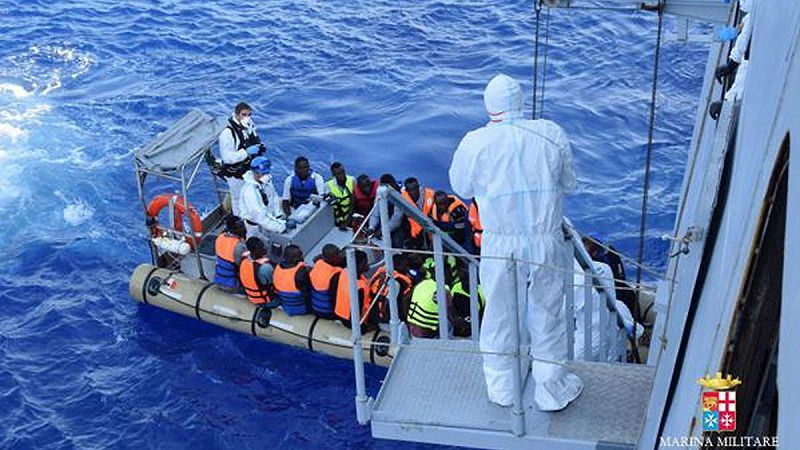 La UE acuerda usar la fuerza militar contra los barcos que trafican con personas en el Mediterráneo