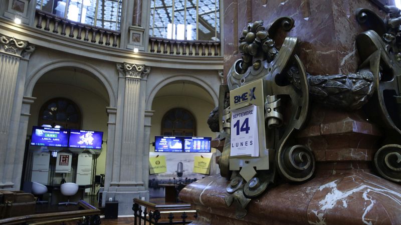 El IBEX 35 pierde un 0,43% y cierra por debajo de los 9.700 puntos