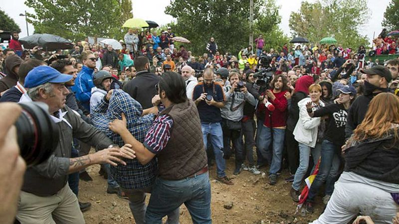 El Toro de la Vega de Tordesillas se celebra en medio de enfrentamientos entre defensores y detractores