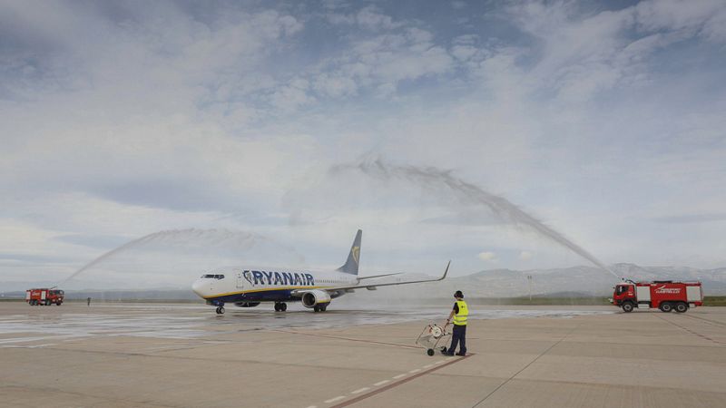 Aterriza el primer vuelo regular en el aeropuerto de Castellón, cuatro años y medio después de su inauguración