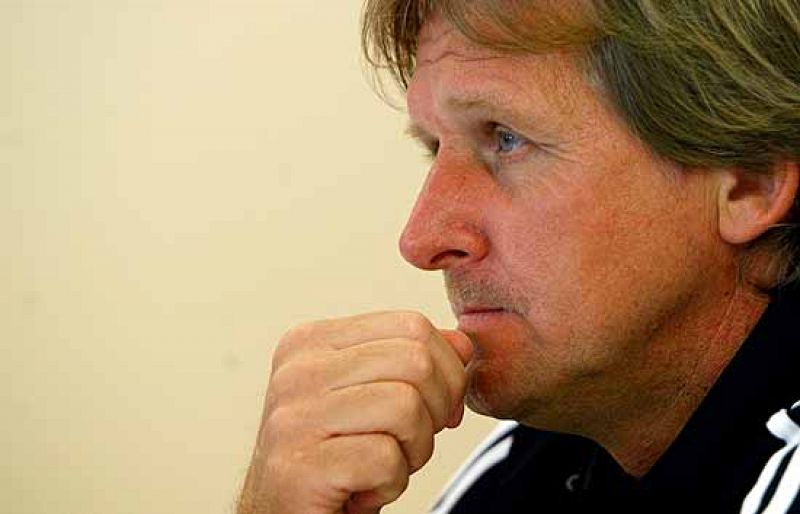 Schuster se resiste a perder a Robinho