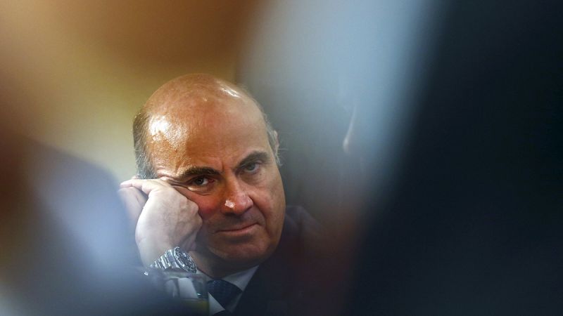 Economía asegura que no consentirá la "doble comisión" por usar los cajeros y Adicae se moviliza