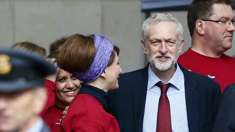 Polémica en el Reino Unido por el silencio de Corbyn ante el himno nacional