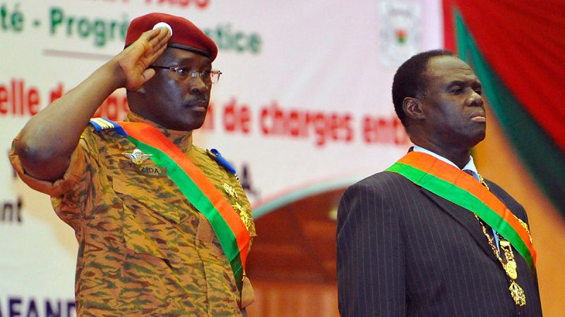 El Presidente y el primer ministro de Burkina Faso son llevados a un campo militar